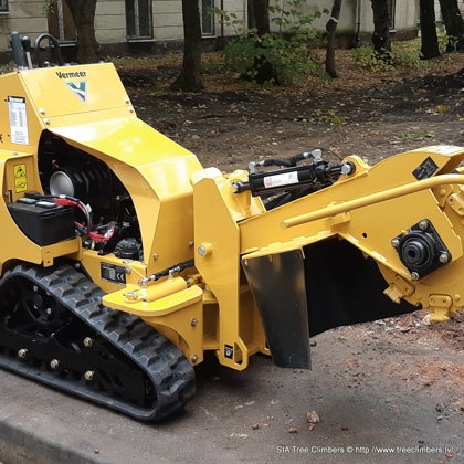 celmu frēzēšana ar Vermeer SC30TX celmu frēzi 